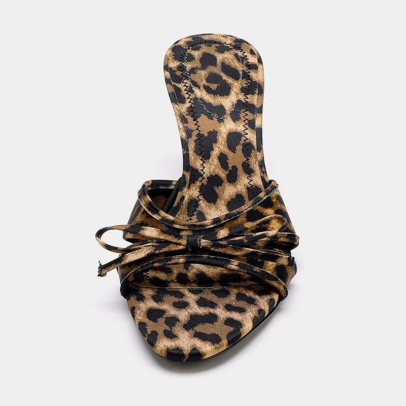 Pantoletten mit kleinem Absatz
