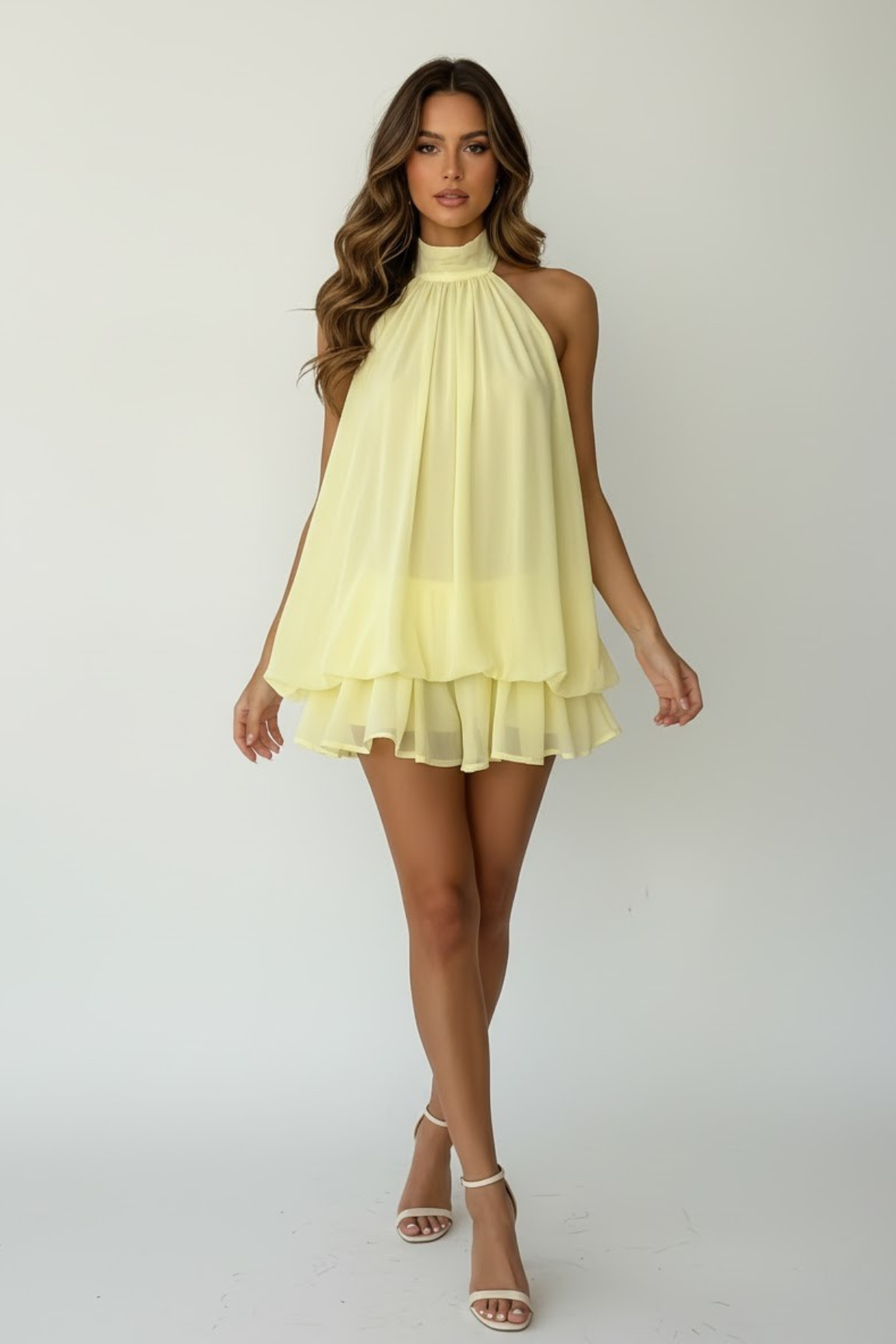 Schwingendes Neckholder-Minikleid