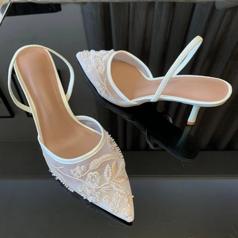 Spitze Pumps mit Fersenriemen