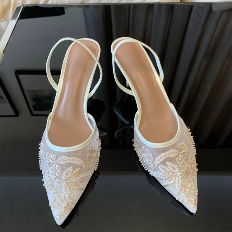 Spitze Pumps mit Fersenriemen