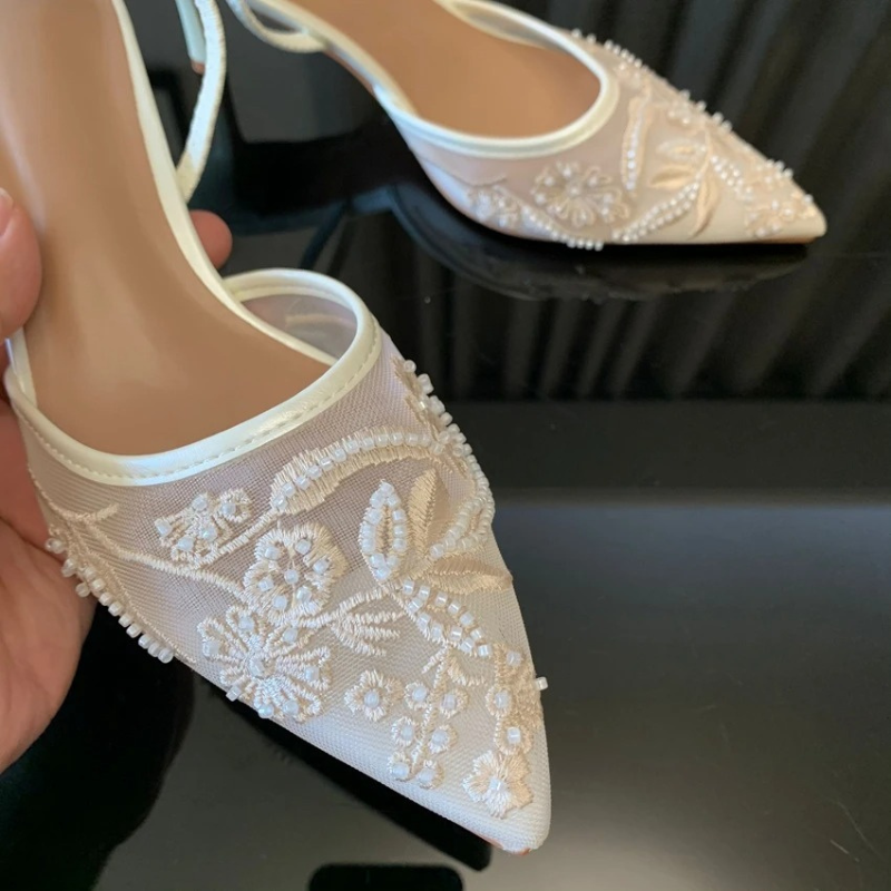 Spitze Pumps mit Fersenriemen