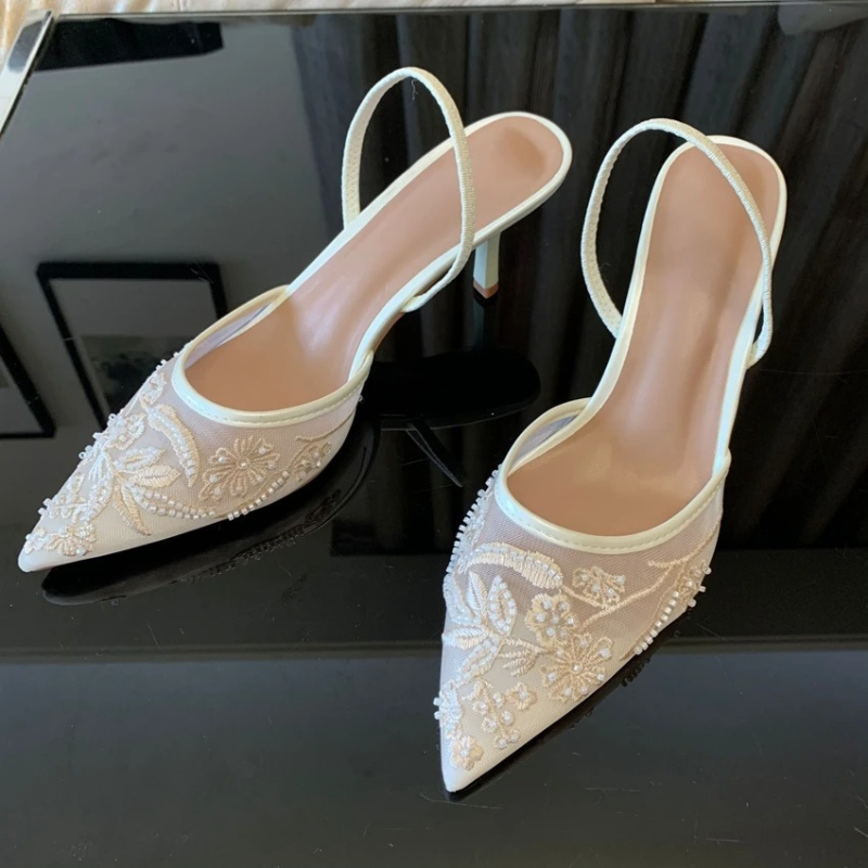 Spitze Pumps mit Fersenriemen