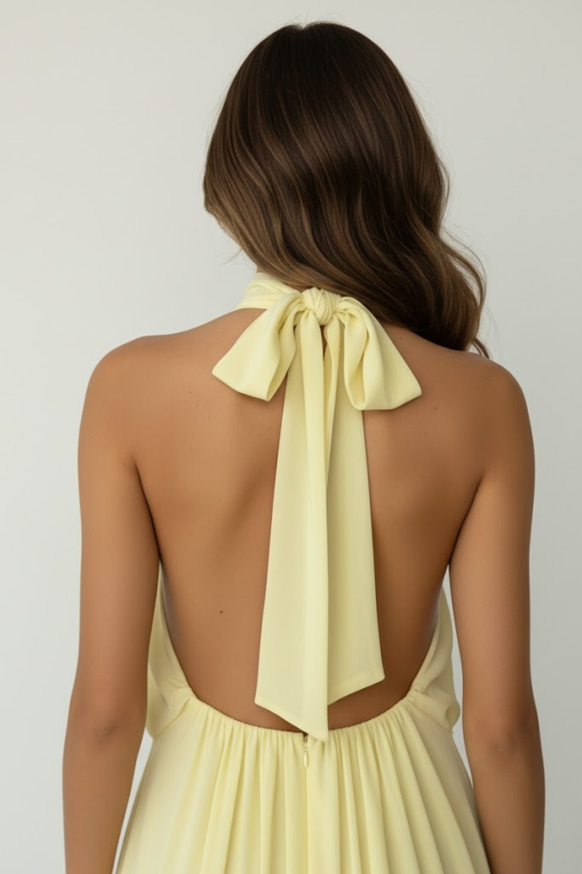 Schwingendes Neckholder-Minikleid