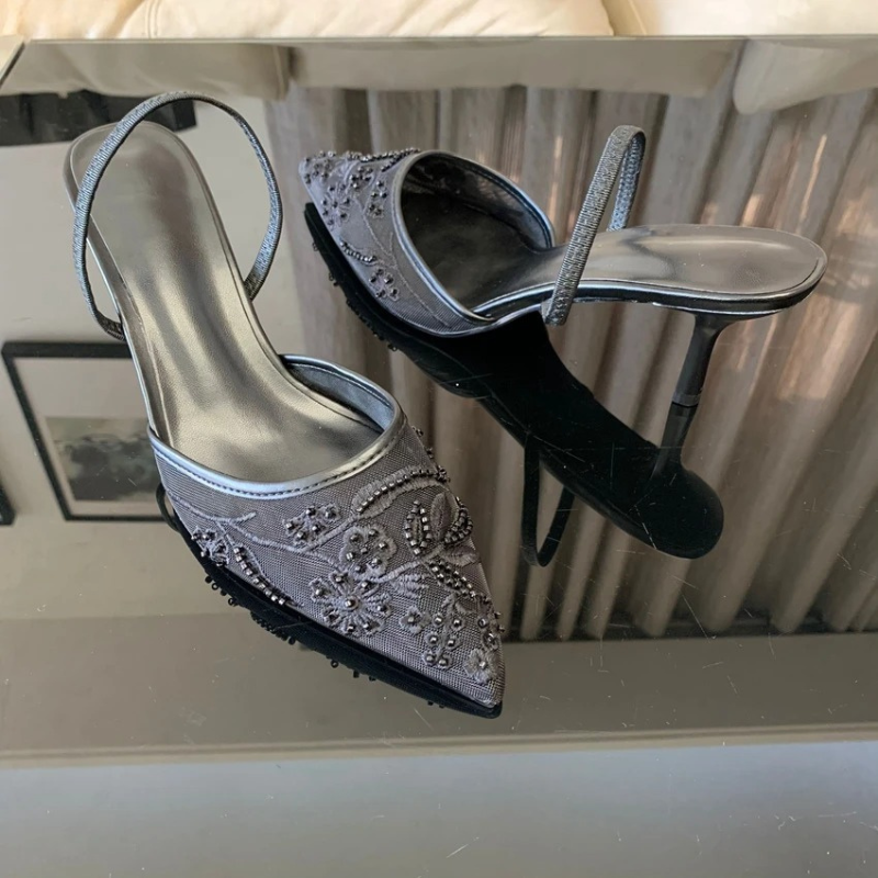 Spitze Pumps mit Fersenriemen