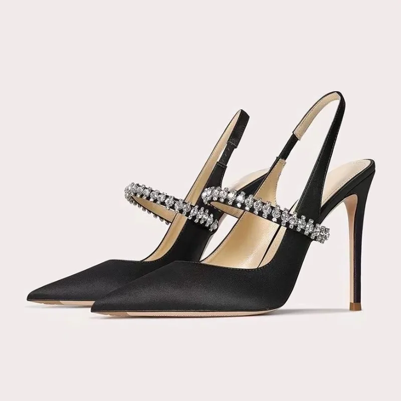 Fersenriemen-Pumps mit Kristallbesatz