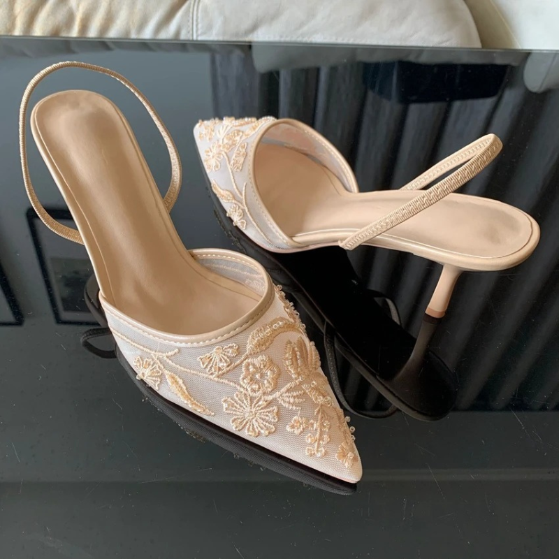 Spitze Pumps mit Fersenriemen