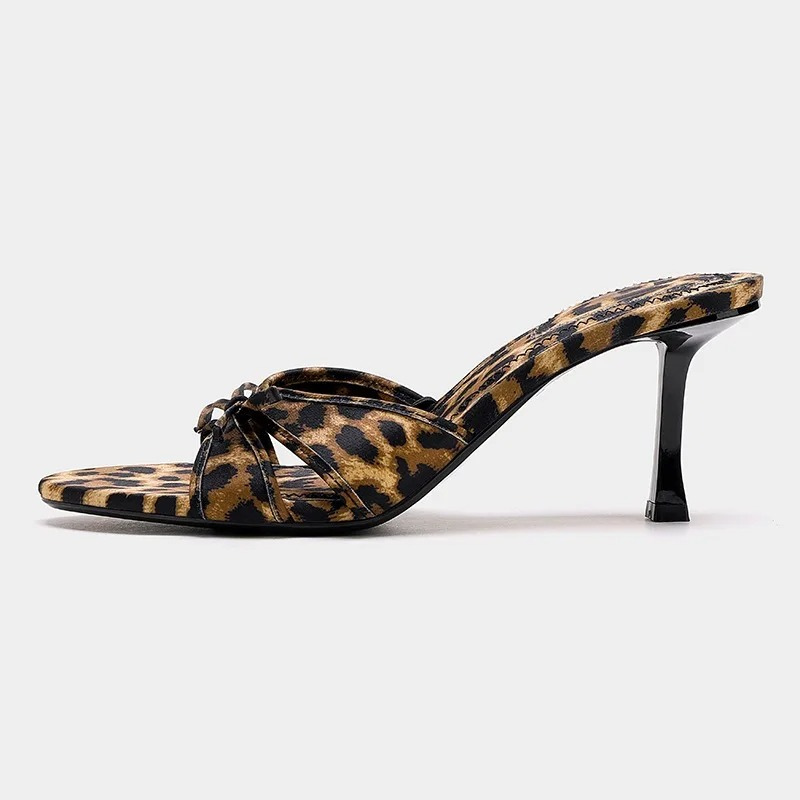 Pantoletten mit kleinem Absatz