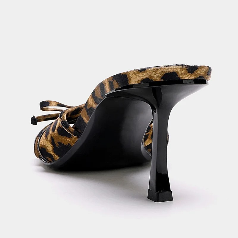 Pantoletten mit kleinem Absatz