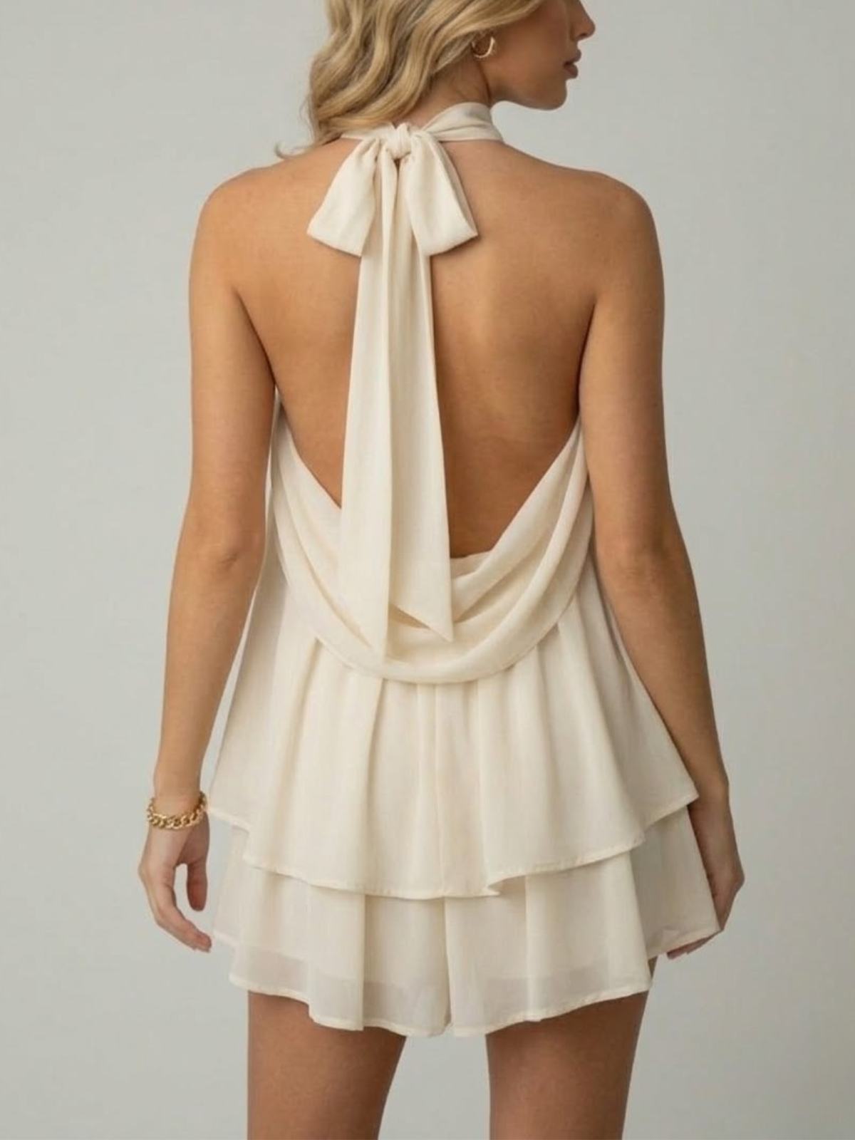 Schwingendes Neckholder-Minikleid