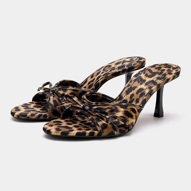 Pantoletten mit kleinem Absatz