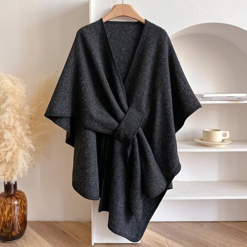 Fließender Poncho-Mantel