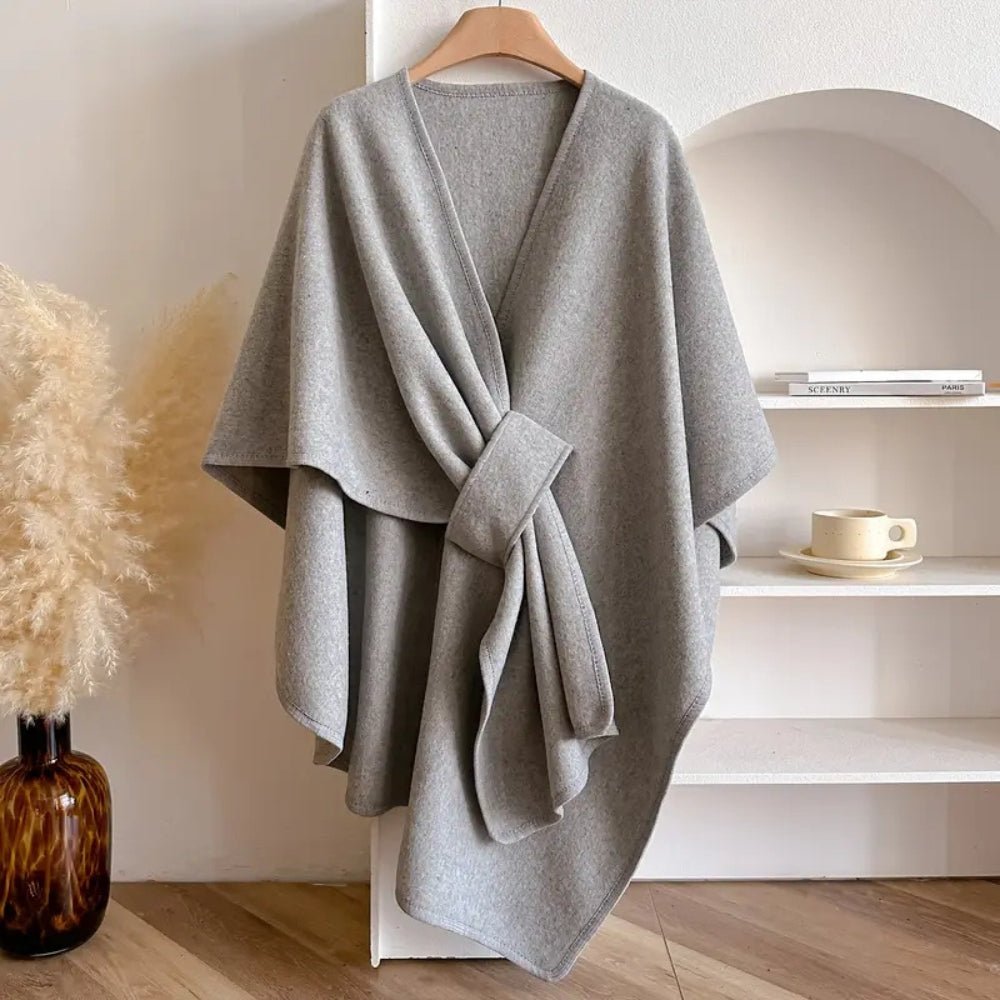 Fließender Poncho-Mantel