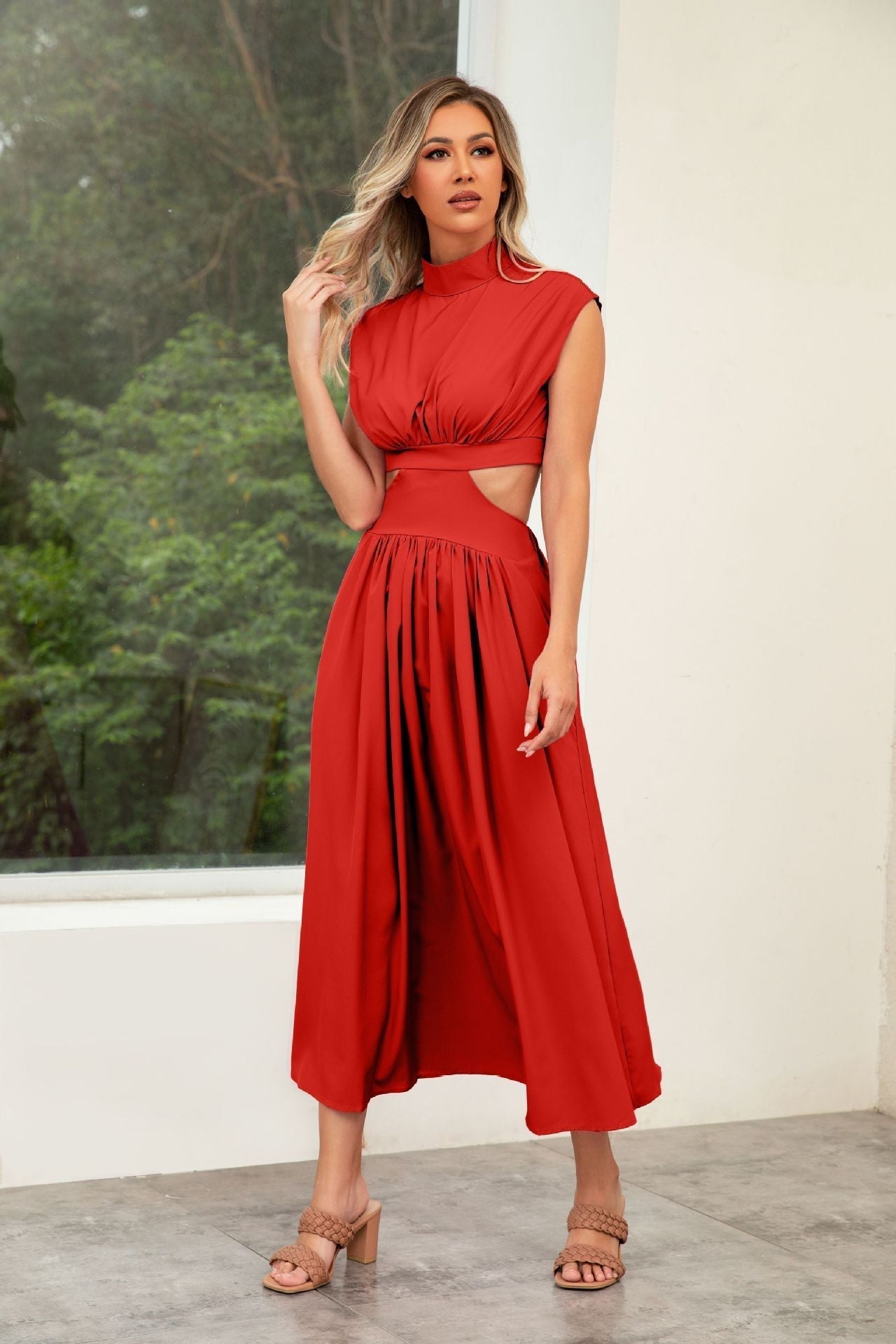 Maxikleid mit Taillenausschnitten