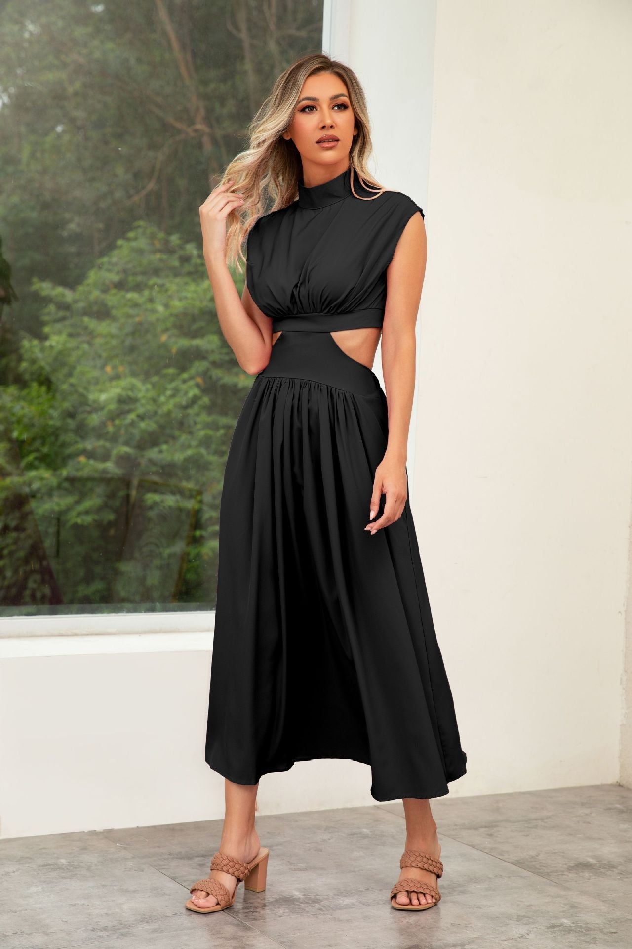 Maxikleid mit Taillenausschnitten