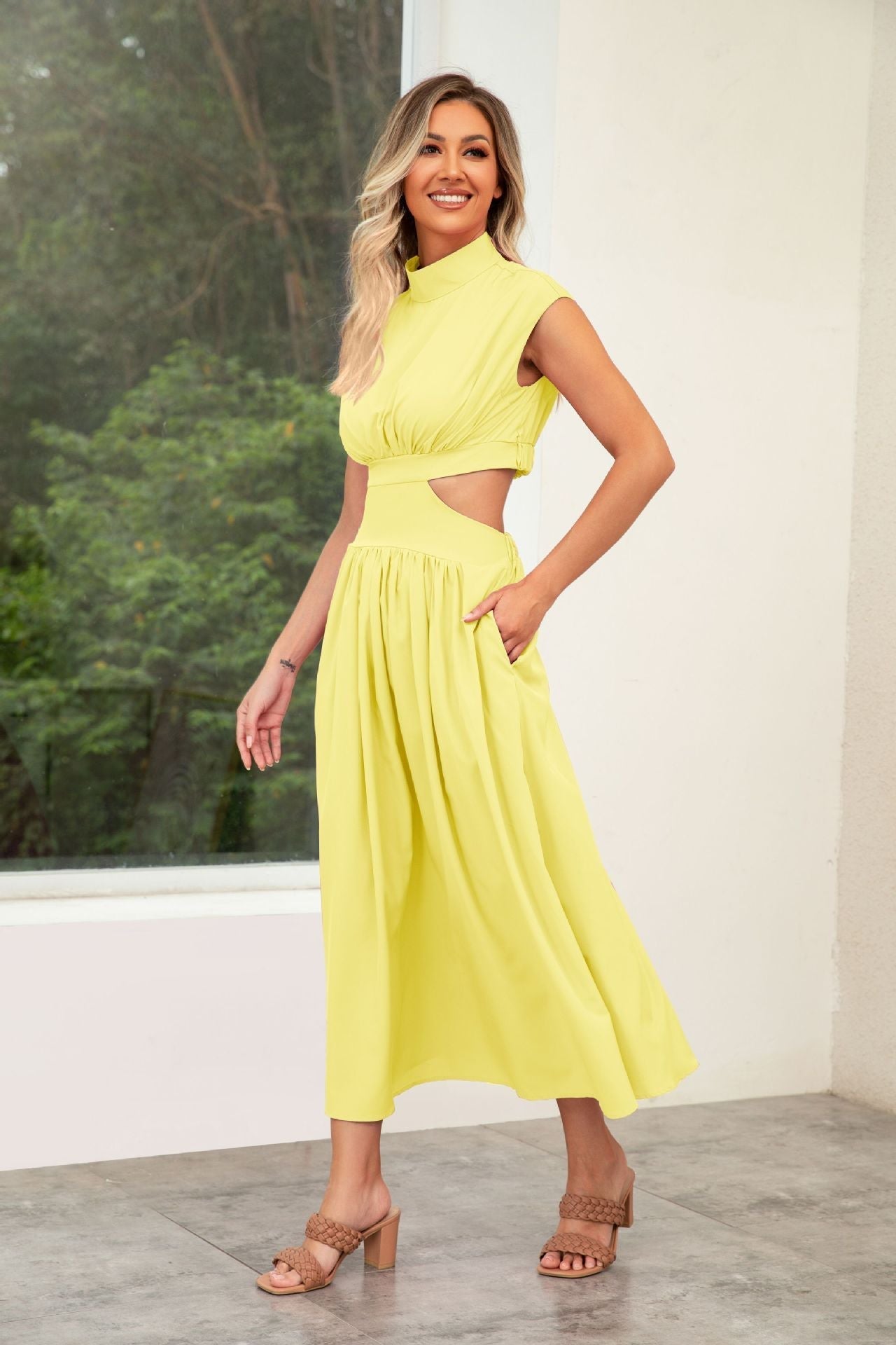 Maxikleid mit Taillenausschnitten
