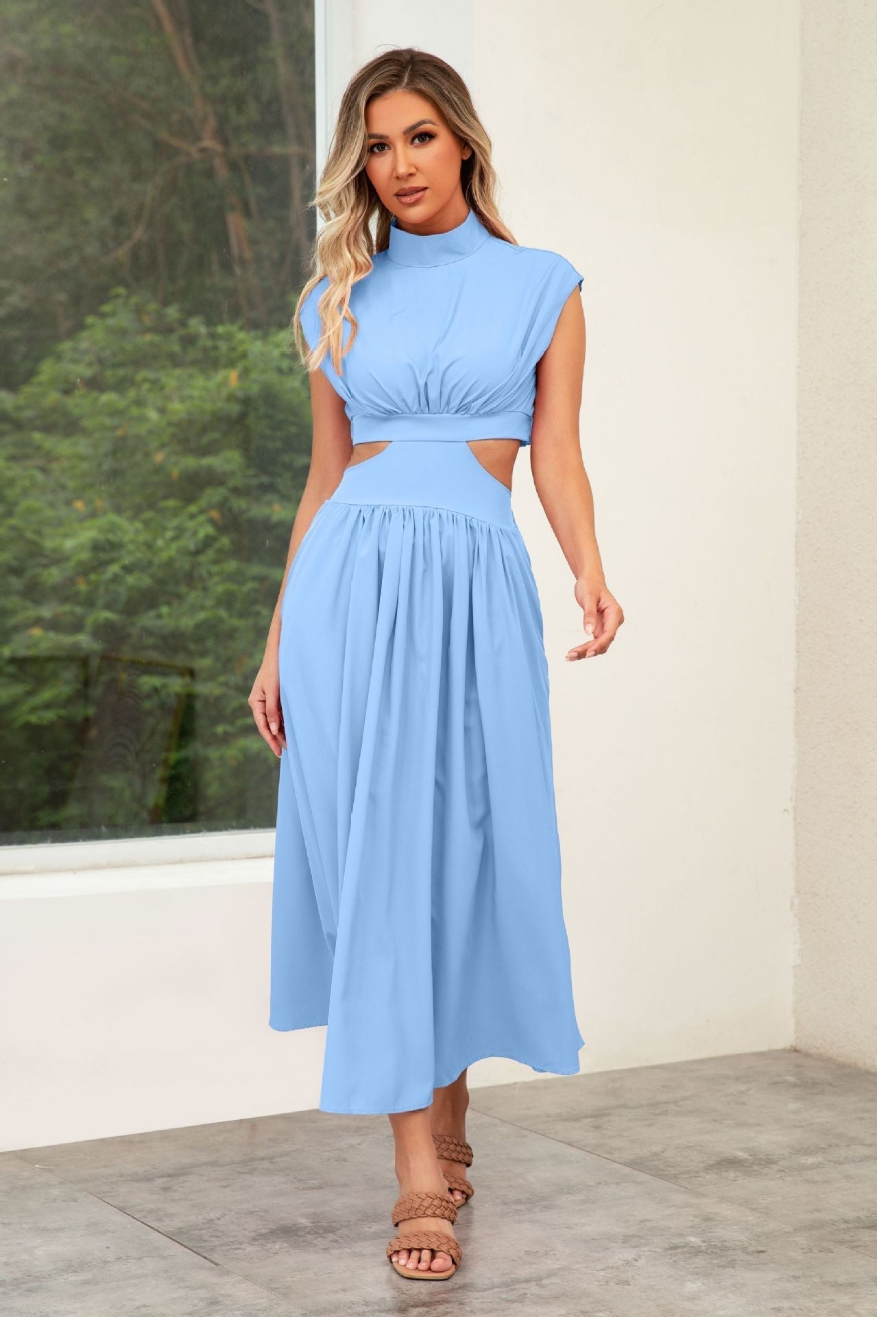 Maxikleid mit Taillenausschnitten