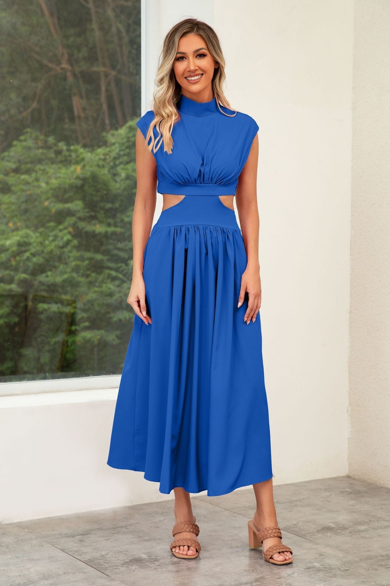 Maxikleid mit Taillenausschnitten
