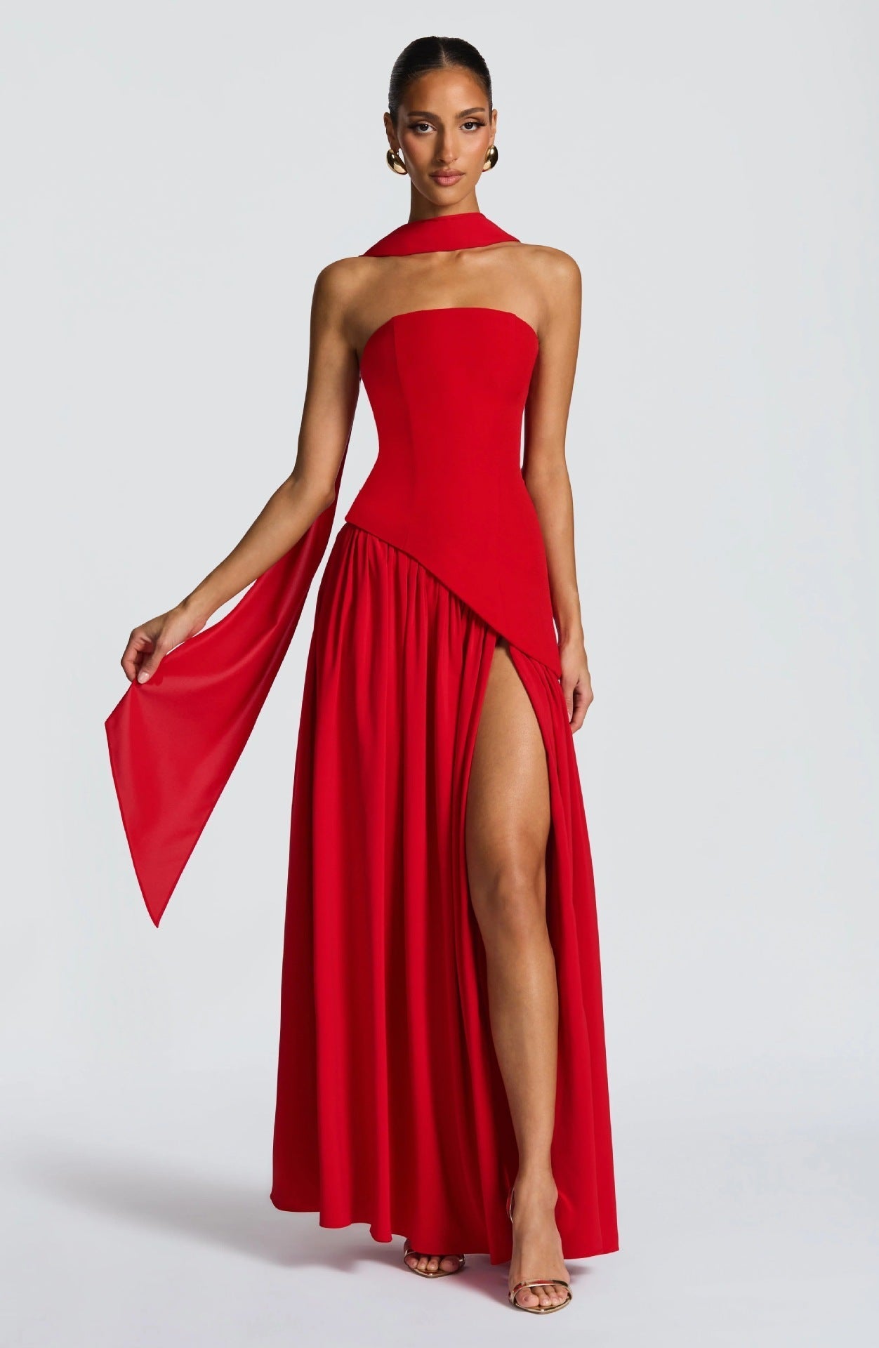 Trägerloses Maxikleid mit Beinschlitz