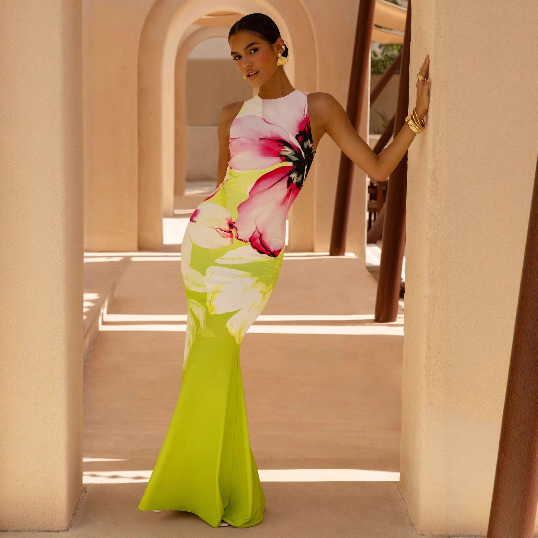 Figurbetontes Maxikleid mit Blumenmuster