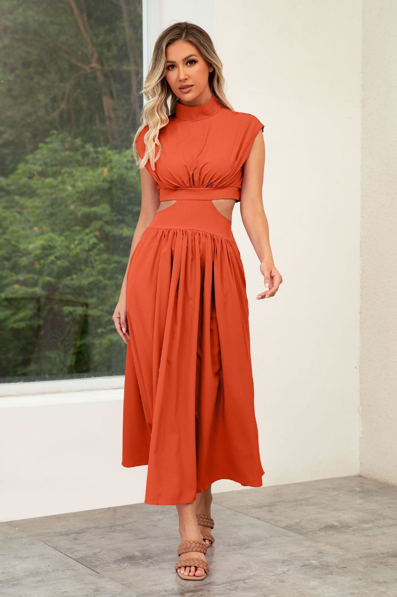 Maxikleid mit Taillenausschnitten