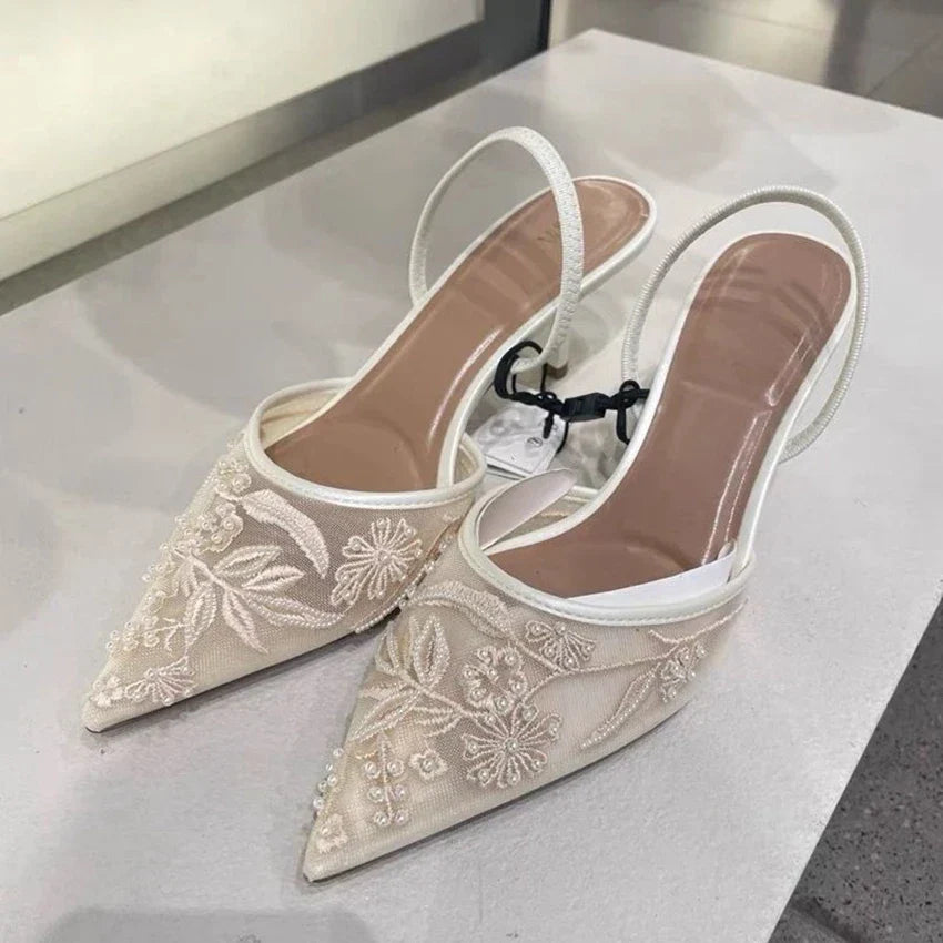 Spitze Pumps mit Fersenriemen