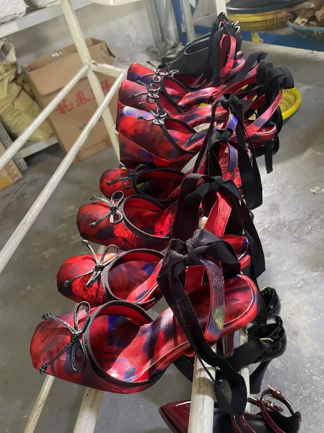 Plateau-Pumps mit Knöchelriemen