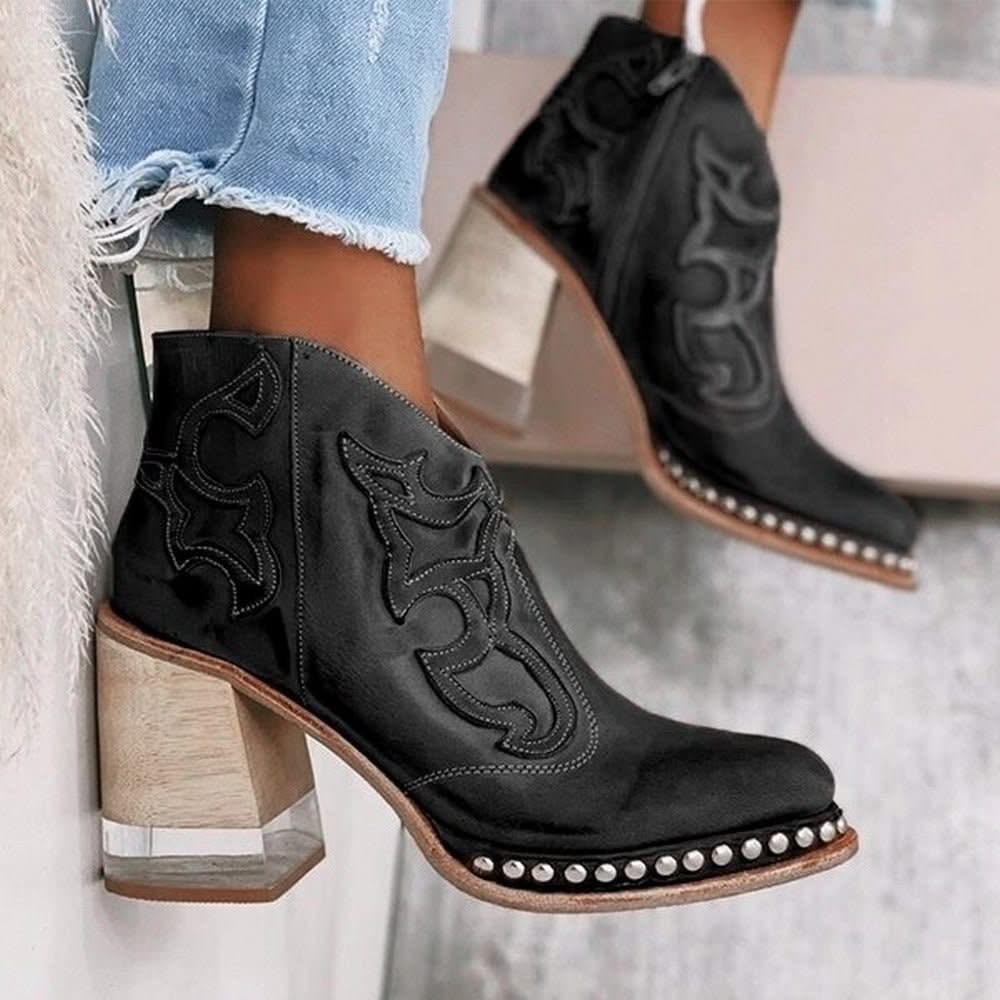 Stiefeletten mit Nietenbesatz