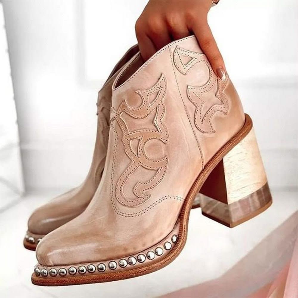 Stiefeletten mit Nietenbesatz