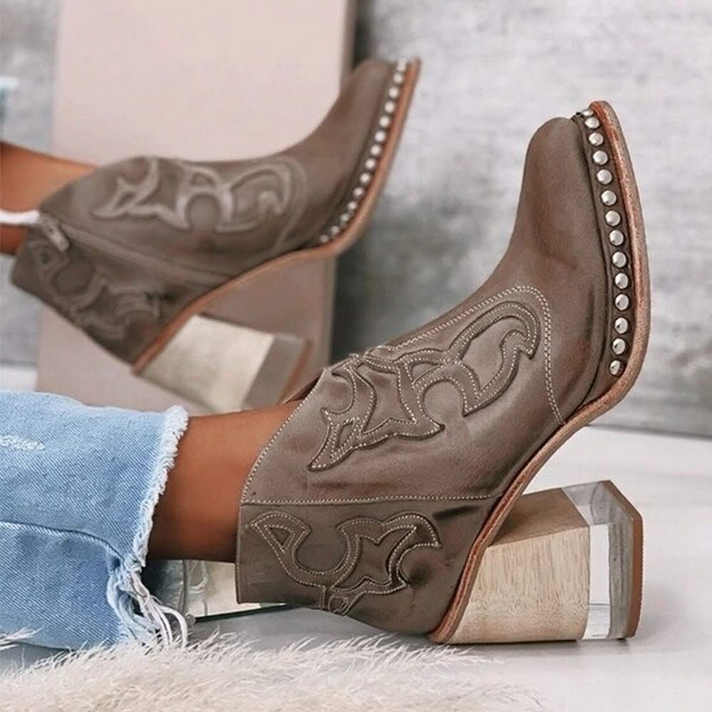 Stiefeletten mit Nietenbesatz