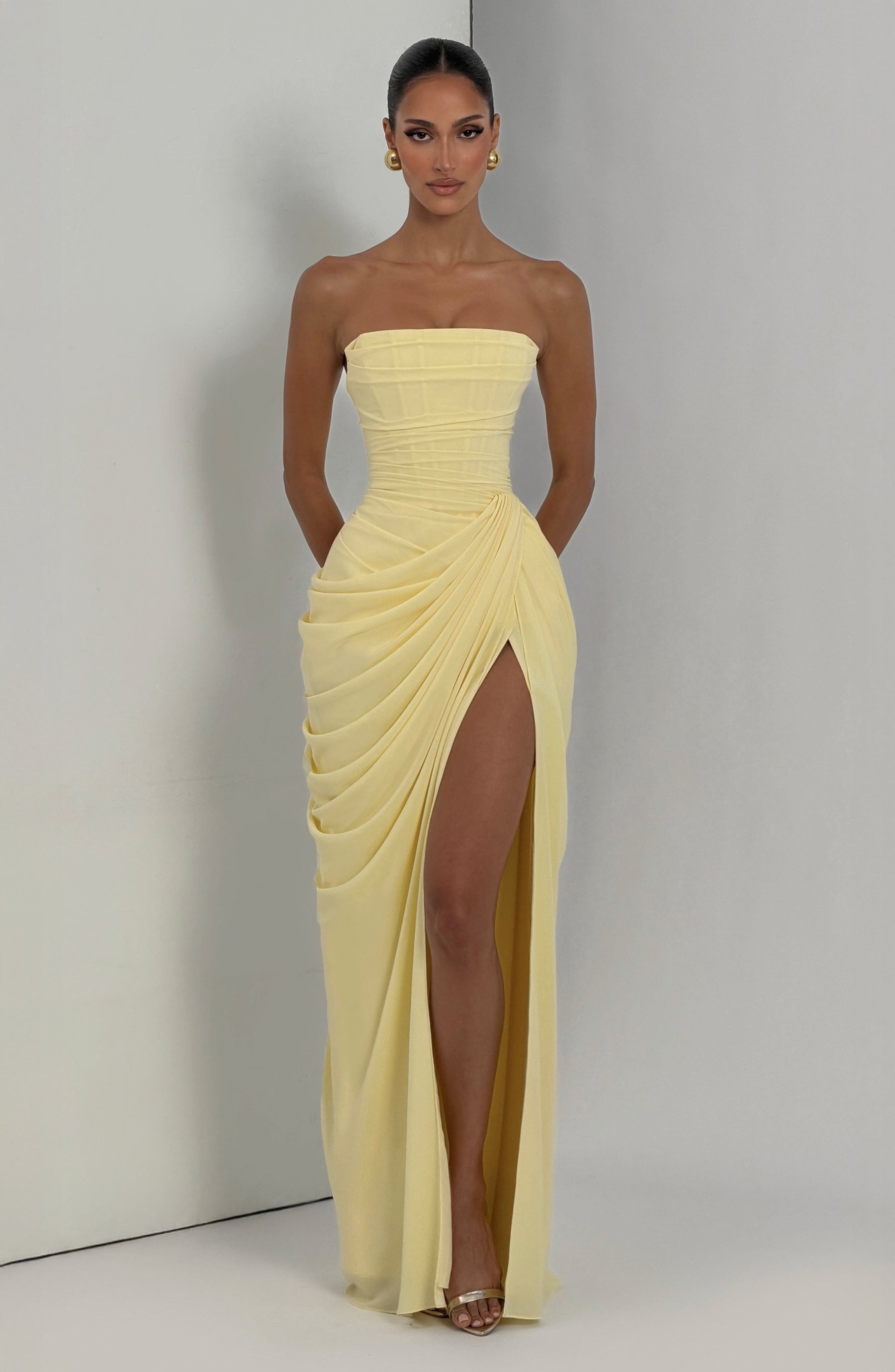 Trägerloses Maxikleid mit Drapierung