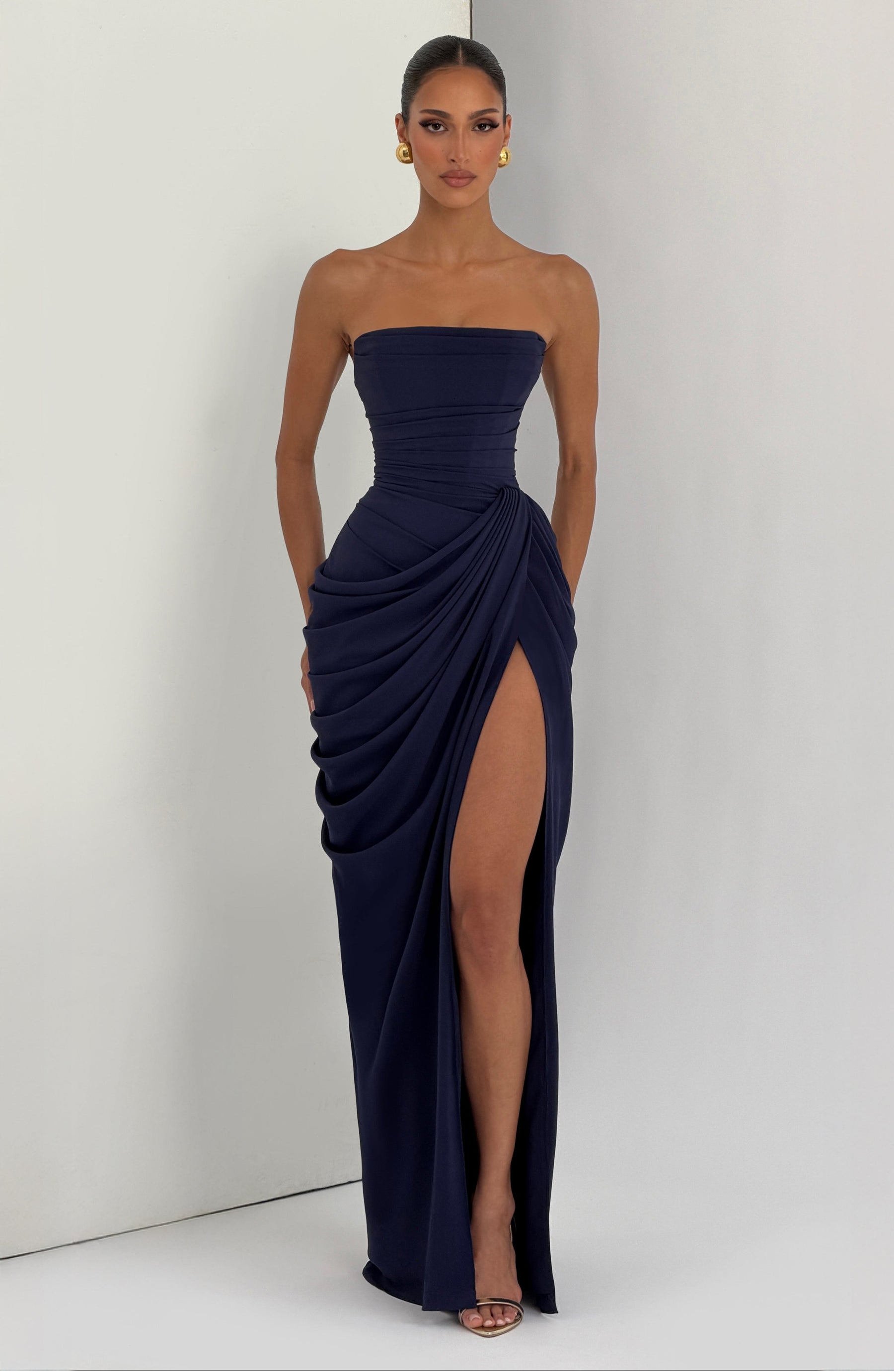 Trägerloses Maxikleid mit Drapierung
