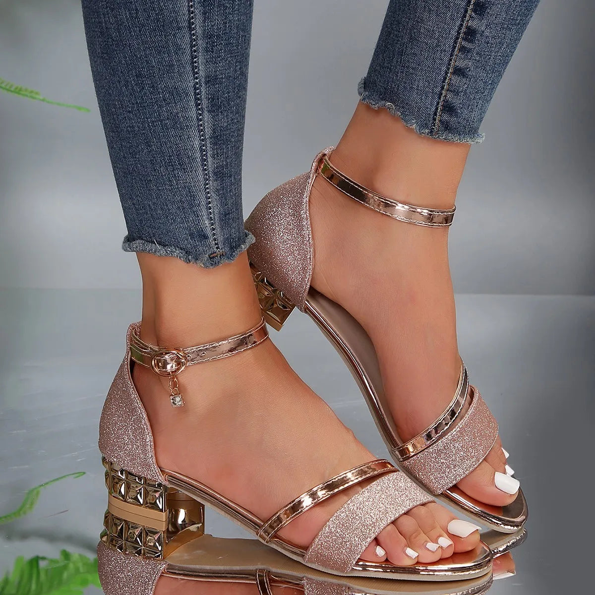 Damen-Sandalen mit dekorativem Blockabsatz