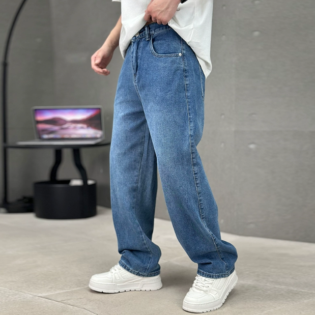 Herrenjeans mit weitem Bein