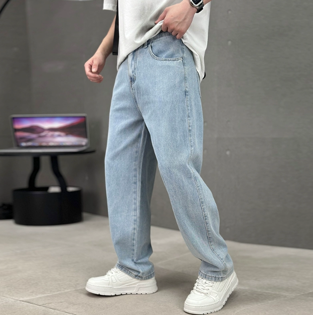 Herrenjeans mit weitem Bein