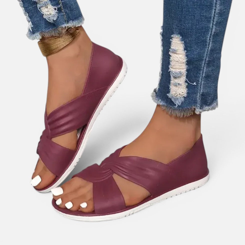 Flache Sandalen mit Knotendetail