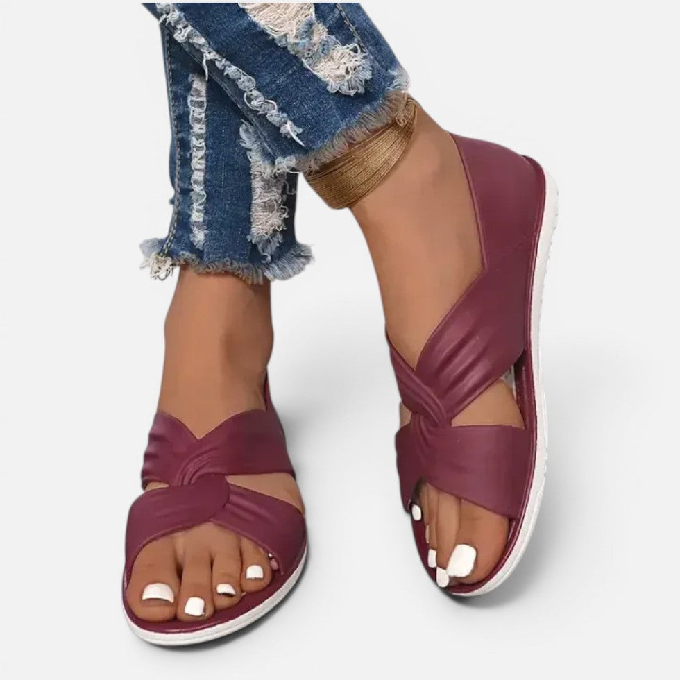 Flache Sandalen mit Knotendetail