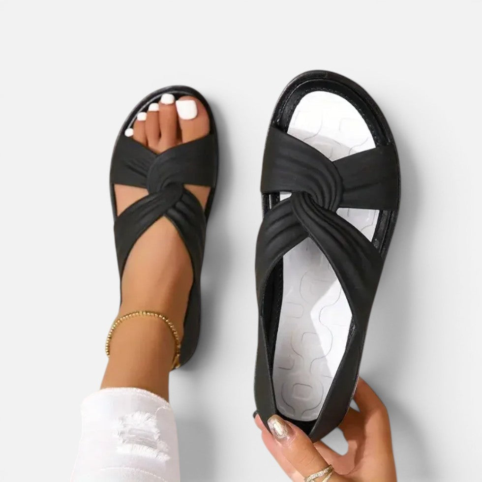 Flache Sandalen mit Knotendetail