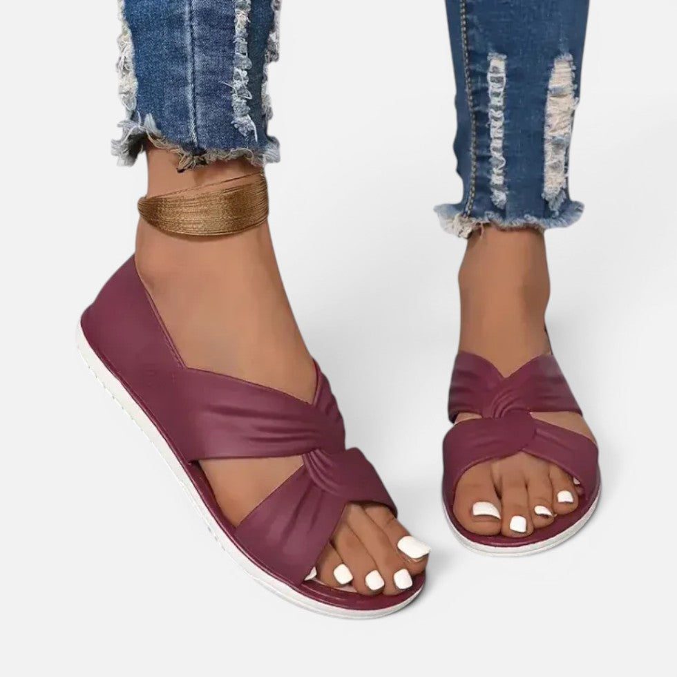 Flache Sandalen mit Knotendetail