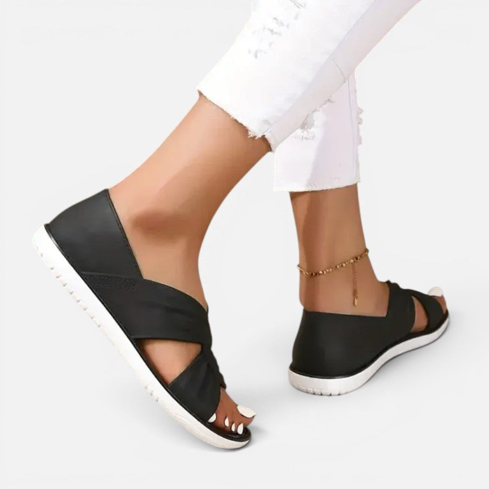 Flache Sandalen mit Knotendetail