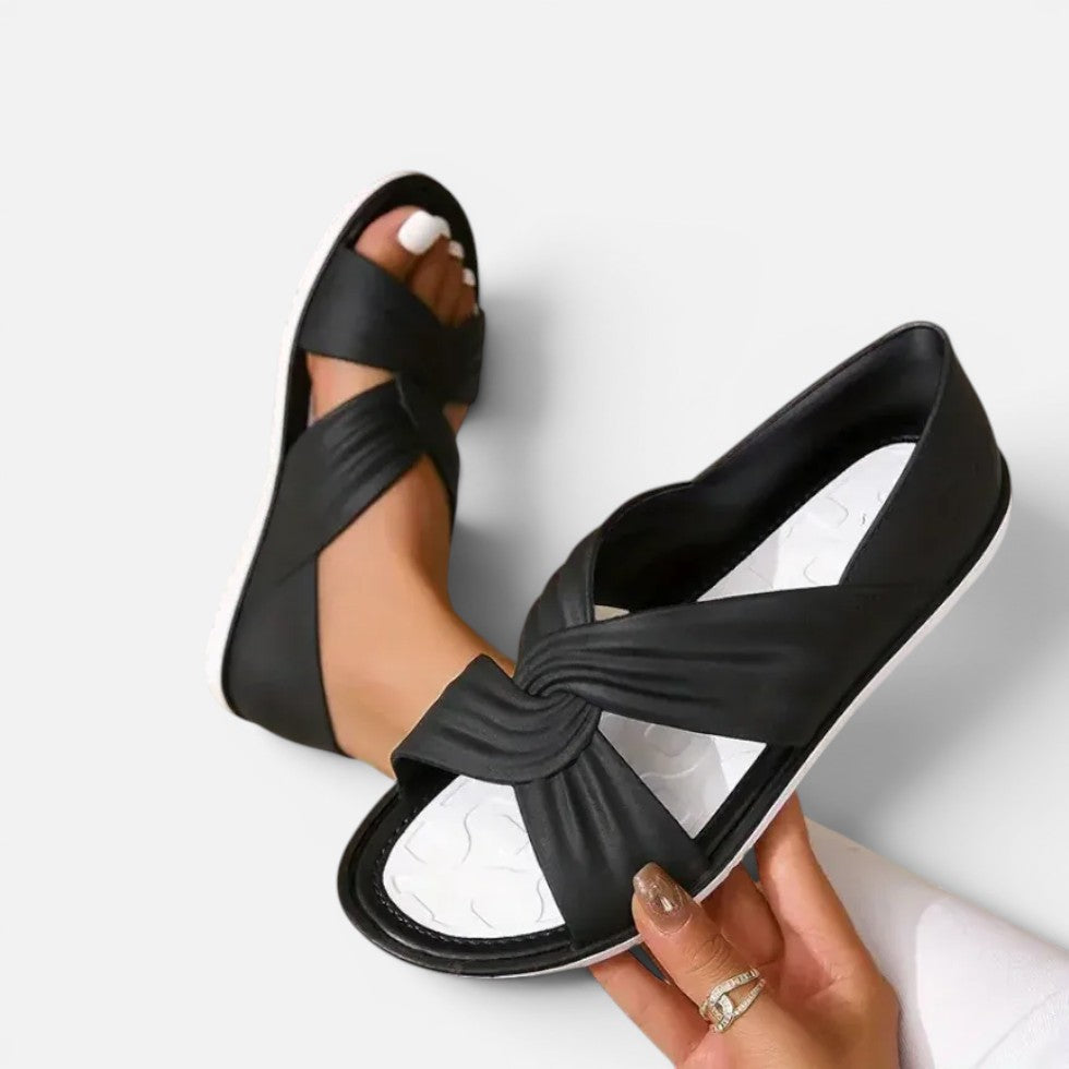 Flache Sandalen mit Knotendetail