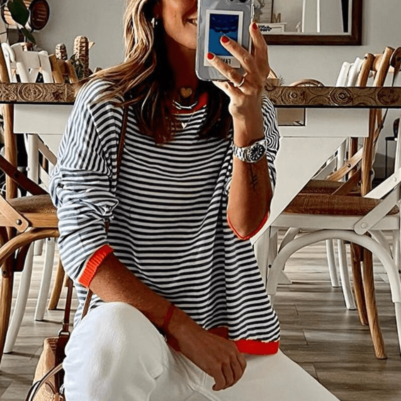 Gestreifter Pullover Mit Orangefarbenem Rand