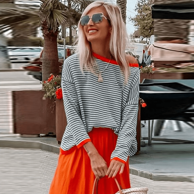 Gestreifter Pullover Mit Orangefarbenem Rand
