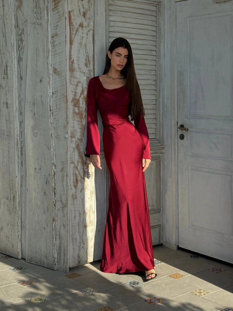 Tailliertes Maxikleid mit langen Ärmeln