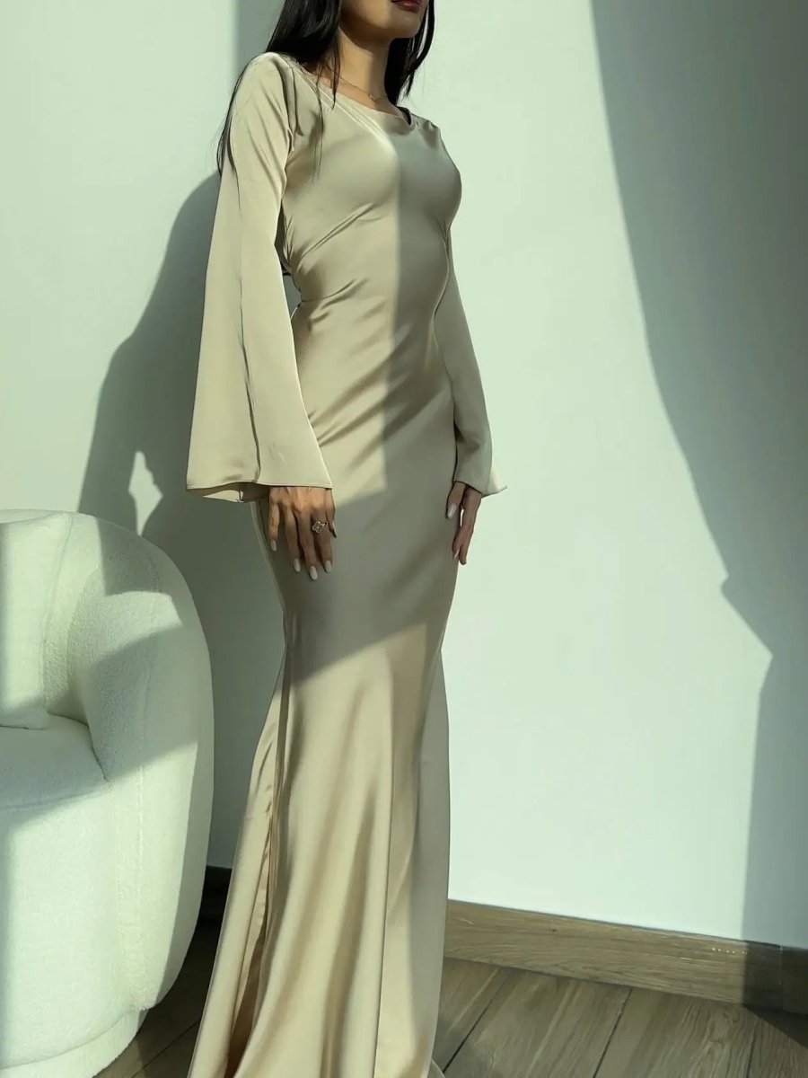 Tailliertes Maxikleid mit langen Ärmeln
