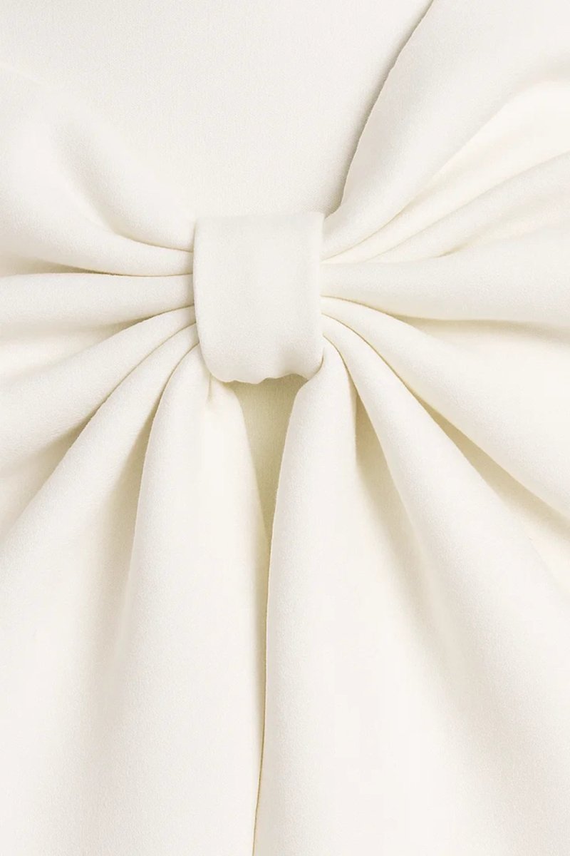 Ausgestelltes Minikleid mit Rückenschleife